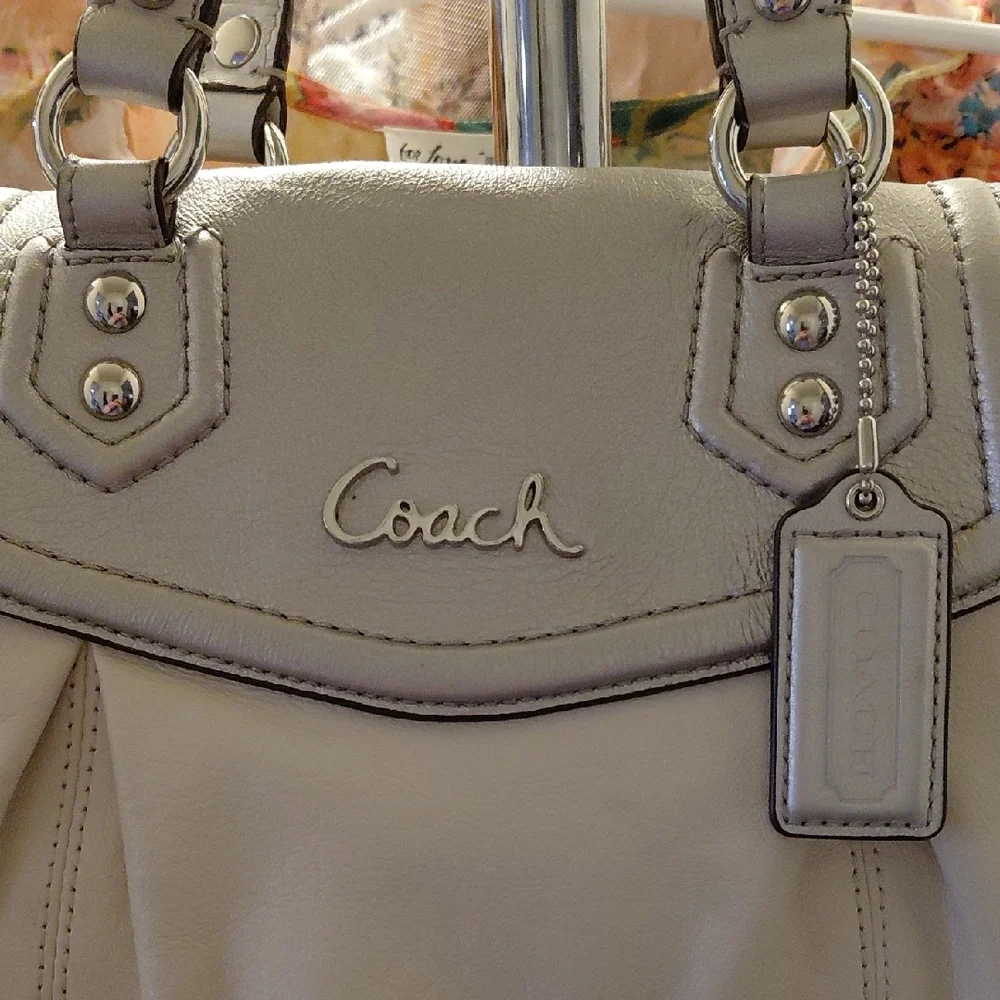 Coach Cream Tote with Structured Design and Silver Hardware - Picture 3 of 12
